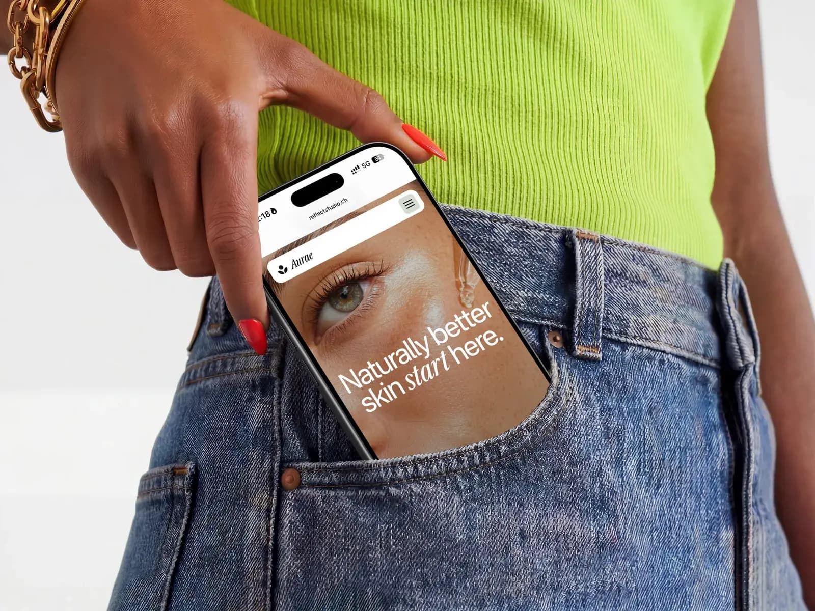 Un site créé par Reflect Studio affiché sur un iPhone que l'on sort de sa poche de jean