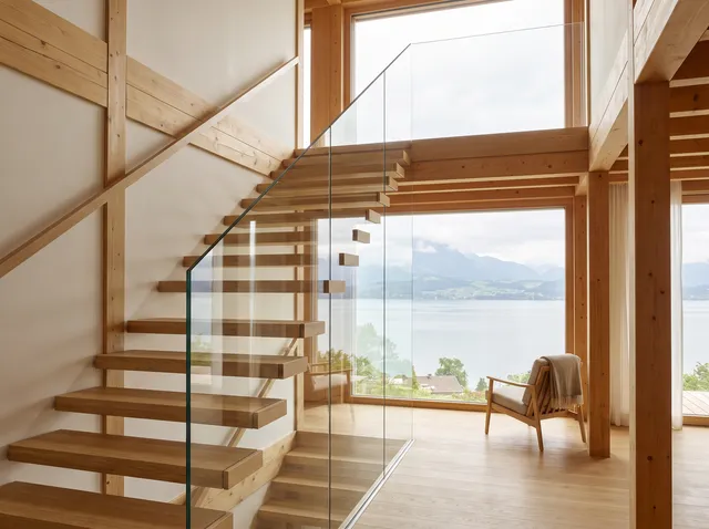 Escalier en chêne clair d'une villa en ossature bois