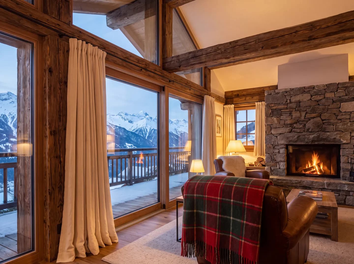 Chalet rénové mêlant vieux bois et grandes baies vitrées