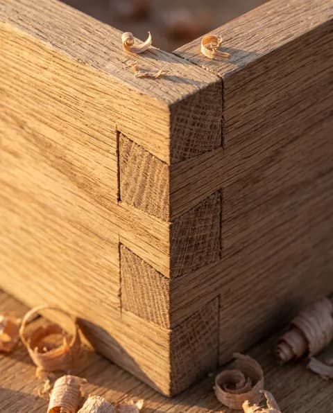 Assemblage à queue d'aronde en chêne