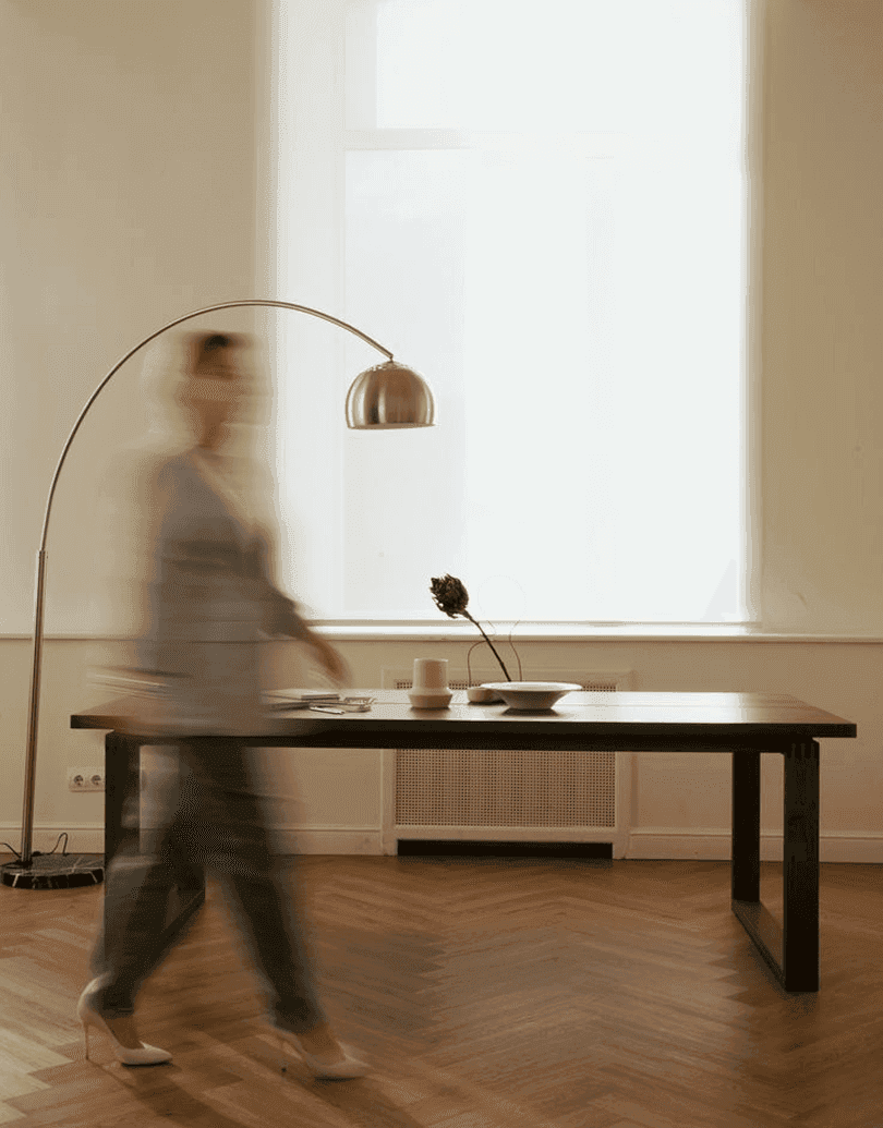 Pièce de vie lumineuse avec table en bois sur mesure
