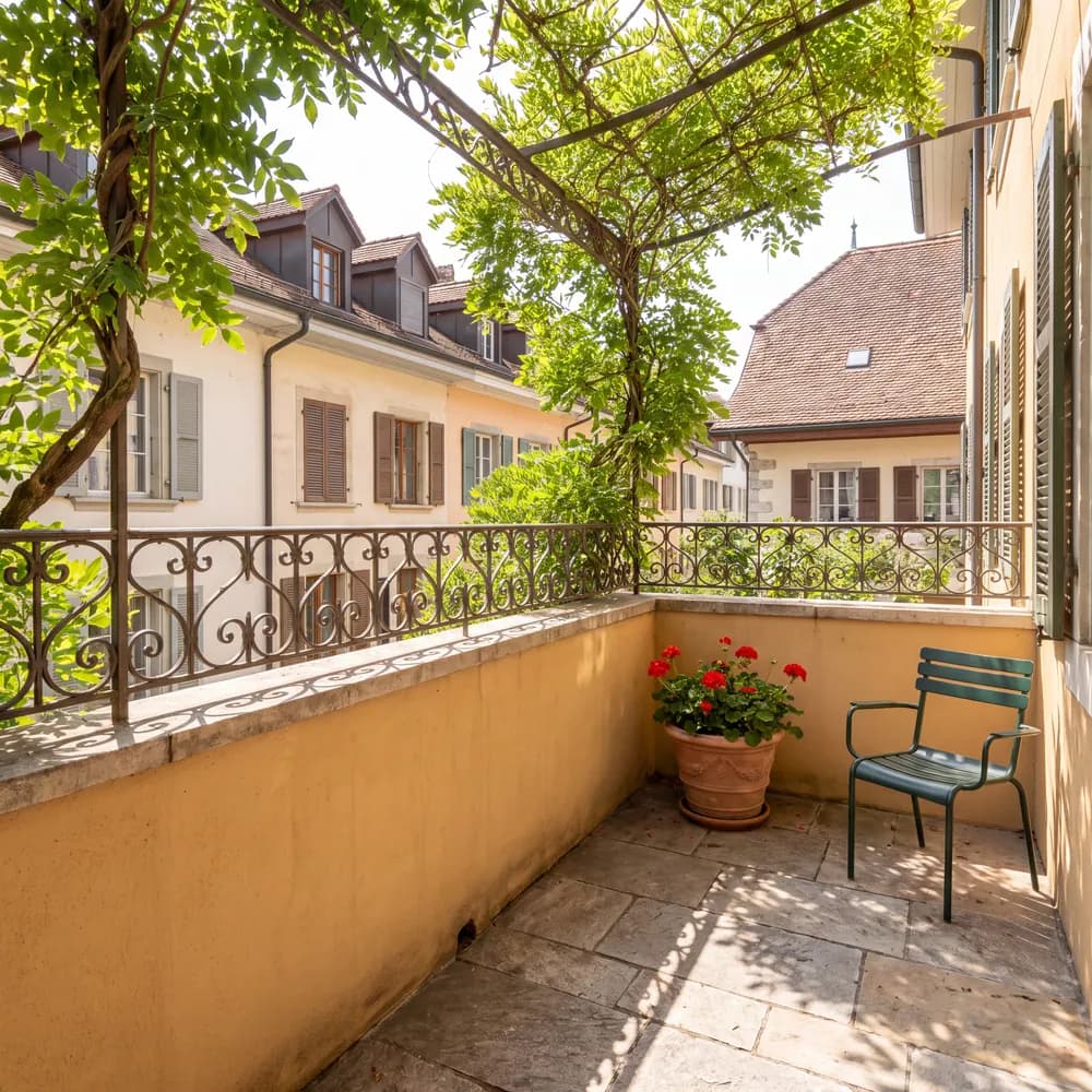 Terrasse dallée en pierre dans la vieille ville de Carouge