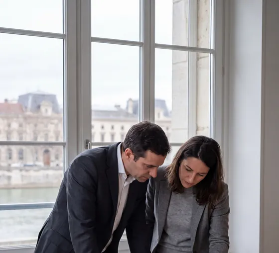Deux associés relisent un dossier