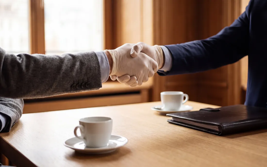 Poignée de main au-dessus d'une table en chêne