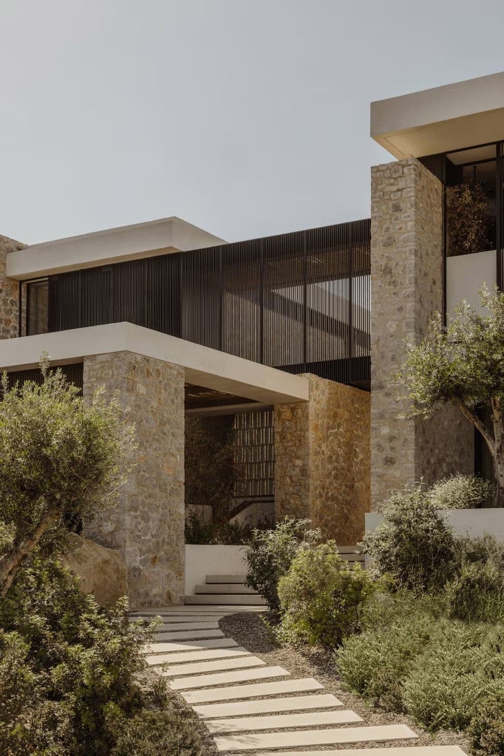 Façade bois et grandes baies vitrées d'une villa