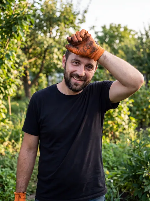 Jardinier de Ramure qui s'essuie le front après la tonte