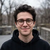 Portrait d'un client souriant, lunettes rondes