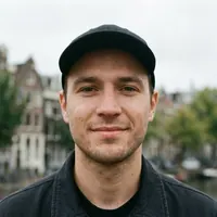 Portrait d'un client en casquette noire